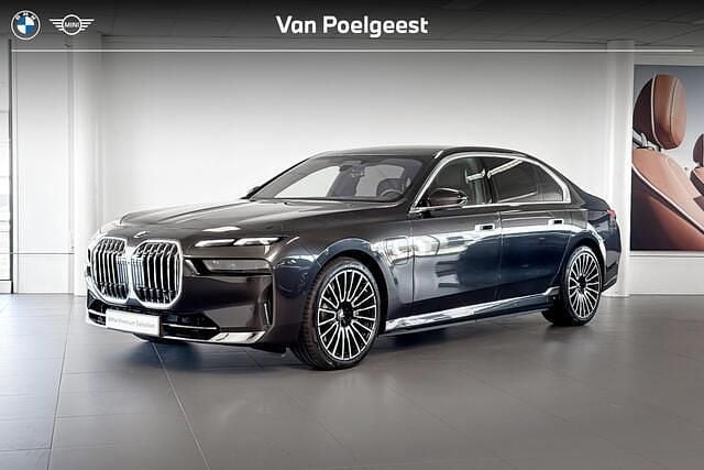 Sophistograu brillianteffect metallic (a90) (grijs metallic) Nieuw 2025 BMW 750e Comfort Edition Sedan | € 121.900 - Afbeelding 1/4