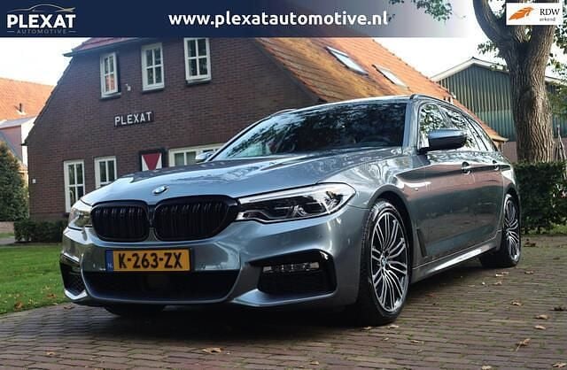 Grijs Gebruikt 2017 BMW 530 Executive Stationwagen | € 27.945 (Eerlijke prijs) - Afbeelding 1/4
