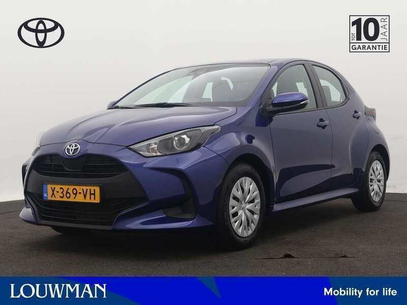Blauw, metallic lak Gebruikt 2024 Toyota Yaris Active Hatchback | € 23.278 (Duur) - Afbeelding 1/3