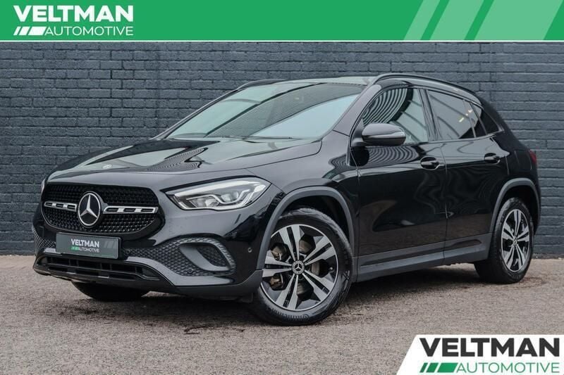 Zwart, metallic lak Gebruikt 2021 Mercedes GLA250 Luxury SUV | € 34.745 (Goede deal) - Afbeelding 1/4
