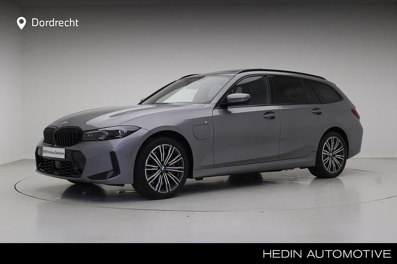 Grijs Gebruikt 2024 BMW 330e M Sport Sedan | € 59.895 (Duur) - Afbeelding 1/3