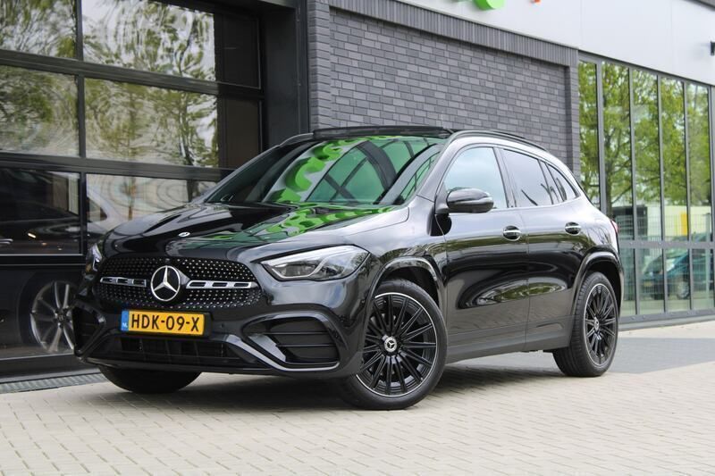Zwart Gebruikt 2024 Mercedes GLA200 AMG line SUV | € 59.950 - Afbeelding 1/4