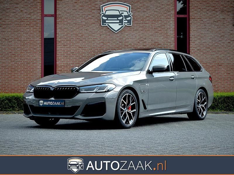 Grijs Gebruikt 2022 BMW 530e M Sport Stationwagen | € 49.950 (Duur) - Afbeelding 1/4