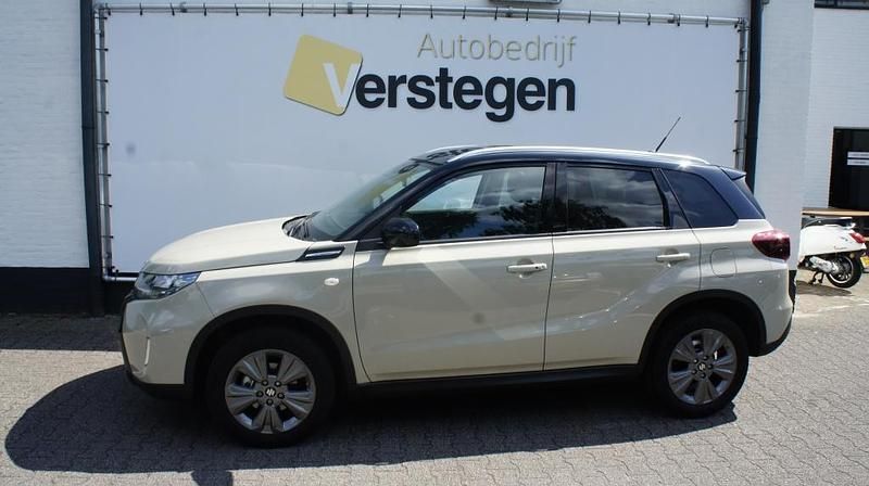 Bruin (metallic) Gebruikt 2025 Suzuki Vitara SUV | € 27.950 (Eerlijke prijs) - Afbeelding 1/4