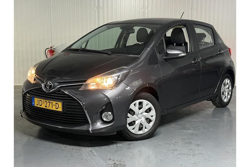 Grijs Gebruikt 2015 Toyota Yaris Hatchback | € 11.799 (Eerlijke prijs) - Afbeelding 1/1