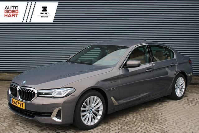 Grijs Gebruikt 2021 BMW 545e Basis Sedan | € 42.495 (Goede deal) - Afbeelding 1/4