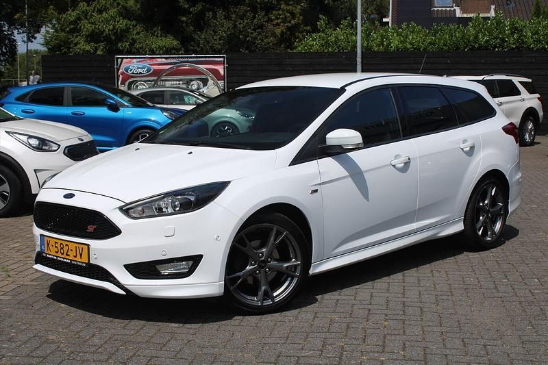 Wit Gebruikt 2018 Ford Focus ST-Line Stationwagen | € 13.995 (Eerlijke prijs) - Afbeelding 1/4