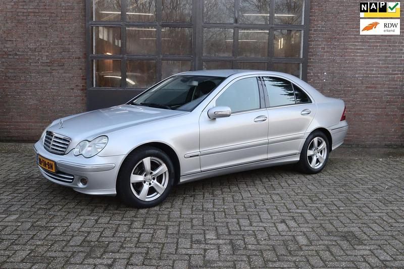 Grijs Occasion 2006 Mercedes C180 Elegance Sedan | € 4.850 (Eerlijke prijs) - Afbeelding 1/4