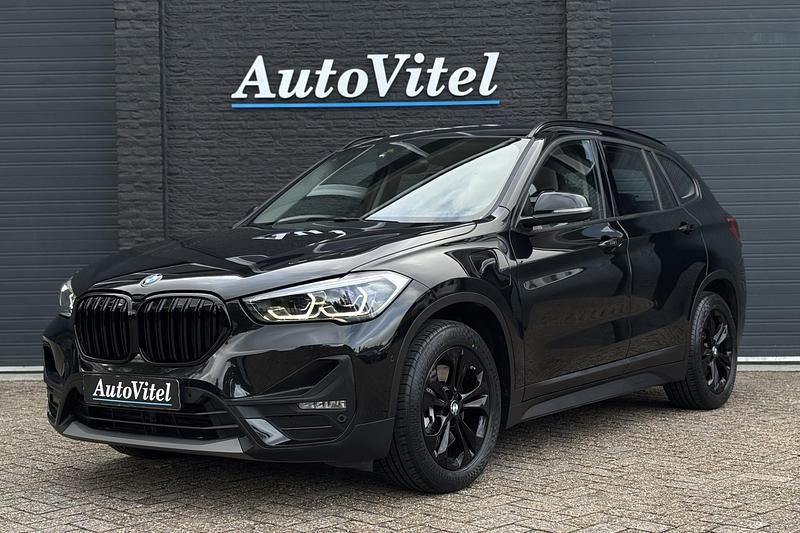 Zwart Gebruikt 2021 BMW X1 Advantage SUV | € 24.545 (Eerlijke prijs) - Afbeelding 1/3