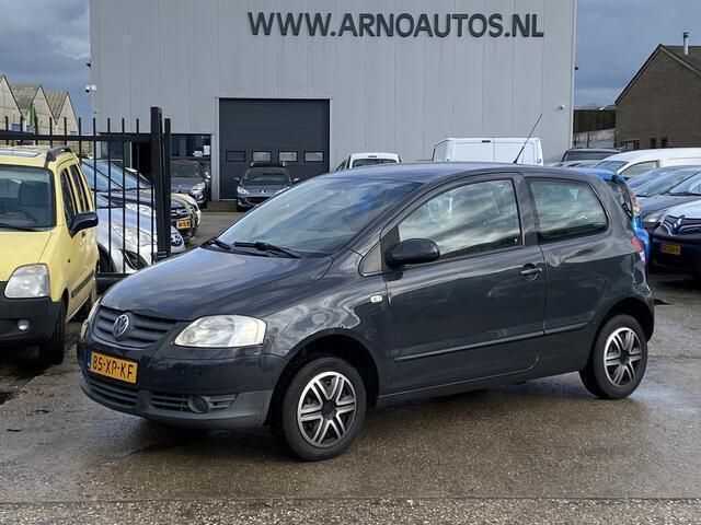 Grijs, metallic lak Gebruikt 2007 VW Fox Trendline Hatchback | € 1.195 (Eerlijke prijs) - Afbeelding 1/4