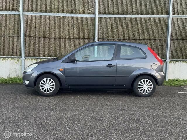 Occasion Ford Fiesta Ambiente 69 PK (50 kW) 2004 Grijs Hatchback