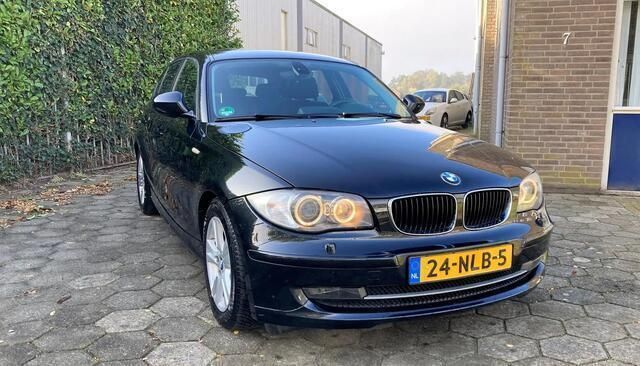 Zwart Gebruikt 2010 BMW 118 Efficient Dynamics Hatchback | € 5.848 (Iets duurder) - Afbeelding 1/4