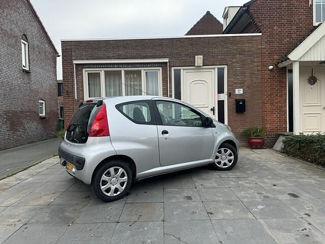 Occasion Peugeot 107 68 PK (50 kW) 2012 Grijs (metallic) Hatchback
