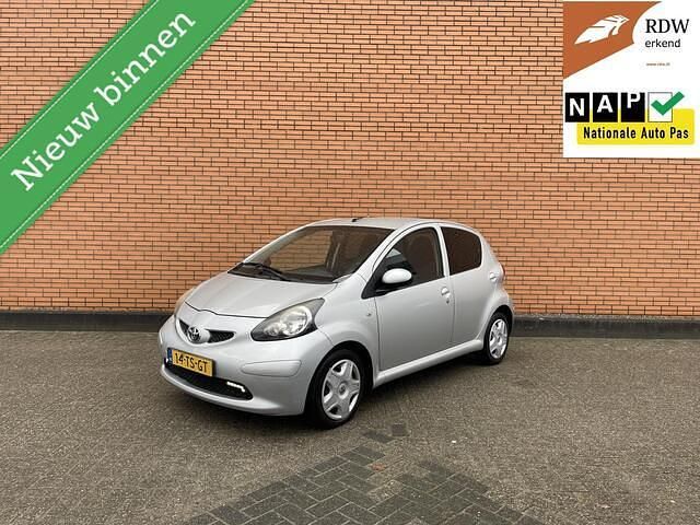 Grijs Gebruikt 2007 Toyota Aygo Hatchback | € 2.895 (Eerlijke prijs) - Afbeelding 1/4