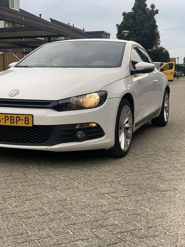 Wit Gebruikt 2011 VW Scirocco Highline Coupé | € 7.999 (Eerlijke prijs) - Afbeelding 1/3