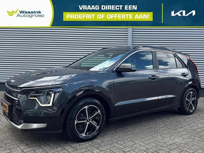 Interstellar grey (grijs metallic) Gebruikt 2024 Kia Niro SUV | € 33.620 (Eerlijke prijs) - Afbeelding 1/4