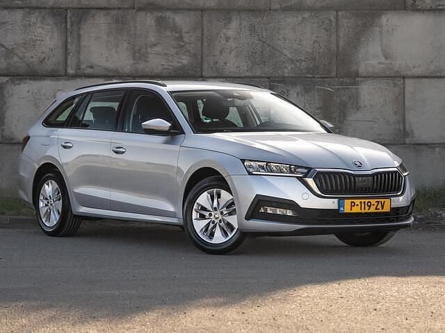 Grijs Gebruikt 2022 Skoda Octavia Business Line Stationwagen | € 15.895 (Goede deal) - Afbeelding 1/4