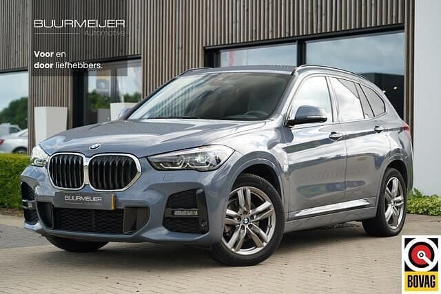 Grijs, metallic lak Gebruikt 2021 BMW X1 Executive SUV | € 33.900 (Eerlijke prijs) - Afbeelding 1/4