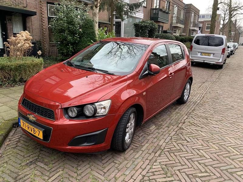 Rood Gebruikt 2011 Chevrolet Aveo Hatchback | € 3.600 (Iets duurder) - Afbeelding 1/4