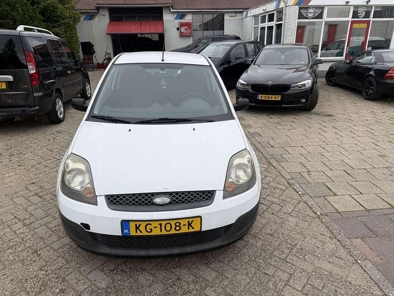 Wit Gebruikt 2008 Ford Fiesta Ambiente Hatchback | € 999 (Goede deal) - Afbeelding 1/4