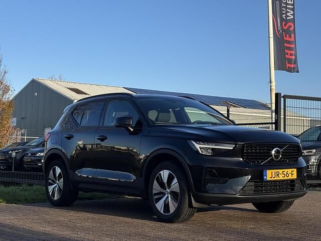 Zwart Occasion 2023 Volvo XC40 Plus SUV | € 36.900 (Eerlijke prijs) - Afbeelding 1/4