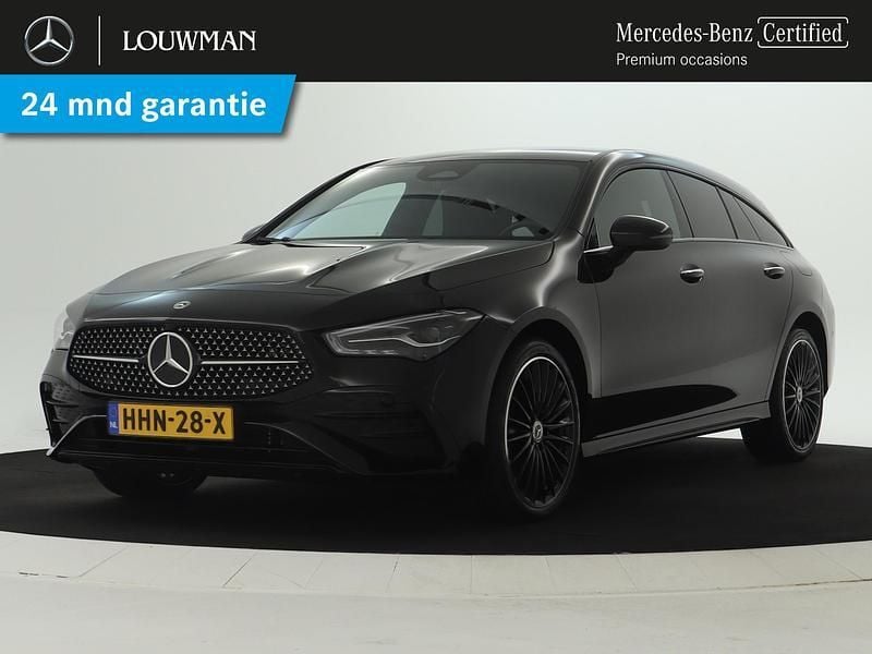 Zwart Gebruikt 2024 Mercedes CLA250e Shooting Brake AMG Stationwagen | € 40.945 (Eerlijke prijs) - Afbeelding 1/4