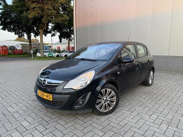 Zwart Gebruikt 2013 Opel Corsa Cosmo Hatchback | € 3.999 (Goede deal) - Afbeelding 1/4