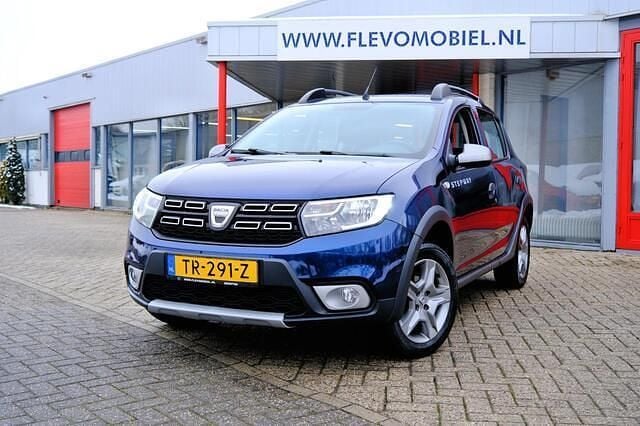 Blauw (metallic) Occasion 2018 Dacia Sandero Stepway Hatchback | € 8.450 (Eerlijke prijs) - Afbeelding 1/4