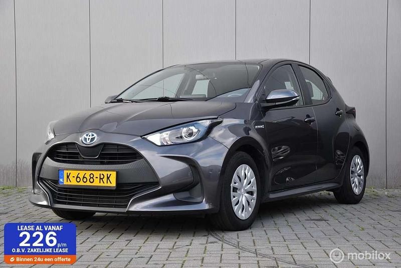 Grijs Occasion 2021 Toyota Yaris Hybrid Hatchback | € 16.928 (Goede deal) - Afbeelding 1/4