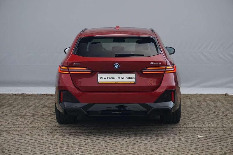 Occasion BMW 550e M Sport 489 PK (359 kW) 2025 Rood Stationwagen