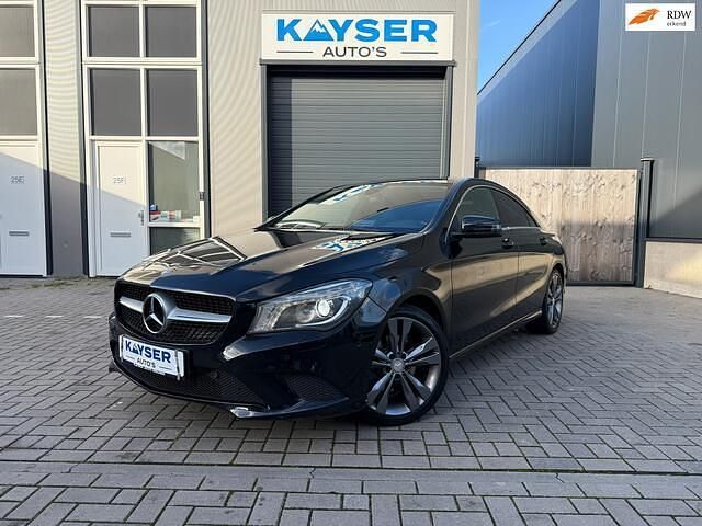 Zwart (metallic) Gebruikt 2016 Mercedes CLA180 Sedan | € 13.999 (Goede deal) - Afbeelding 1/4