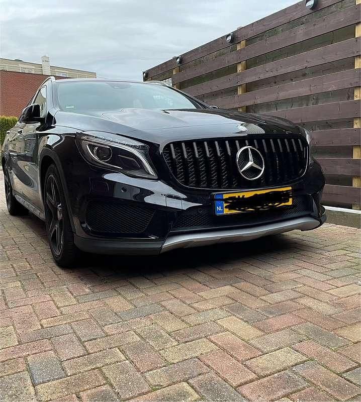 Zwart Gebruikt 2013 Mercedes GLA200 AMG SUV | € 17.350 (Eerlijke prijs) - Afbeelding 1/4