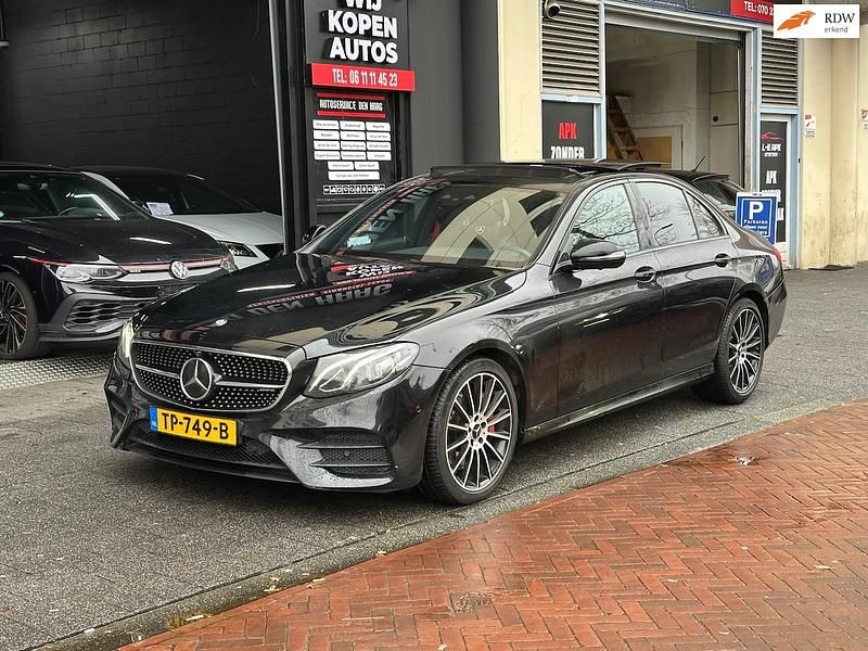 Zwart Gebruikt 2016 Mercedes E350 Prestige Sedan | € 21.950 (Eerlijke prijs) - Afbeelding 1/4