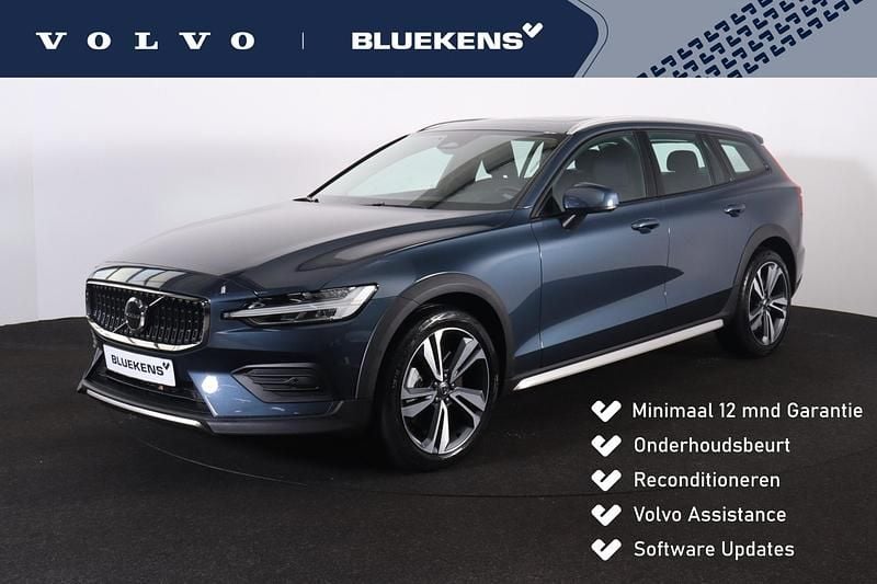 Blauw Gebruikt 2024 Volvo V60 CC Plus Stationwagen | € 49.900 (Goede deal) - Afbeelding 1/4