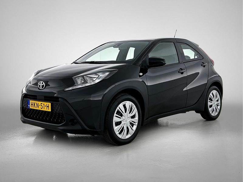 Zwart metallic Occasion 2025 Toyota Aygo X Play SUV | € 19.950 (Eerlijke prijs) - Afbeelding 1/4