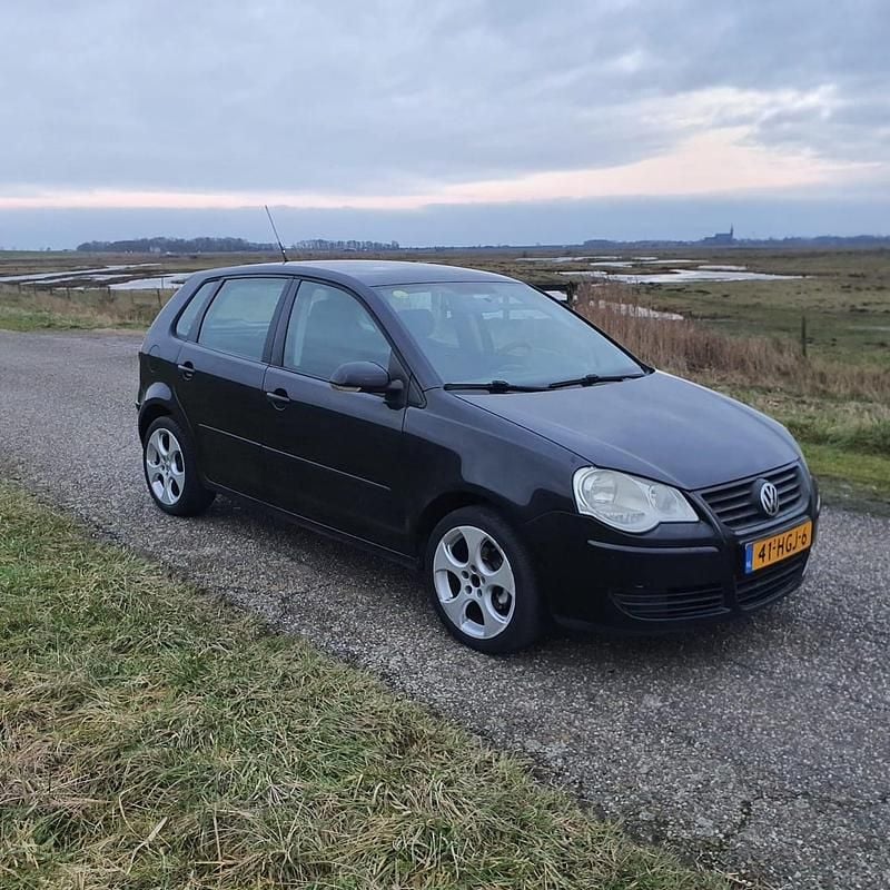 Zwart (metallic) Occasion 2008 VW Polo Comfortline Hatchback | € 2.250 (Super prijs) - Afbeelding 1/4