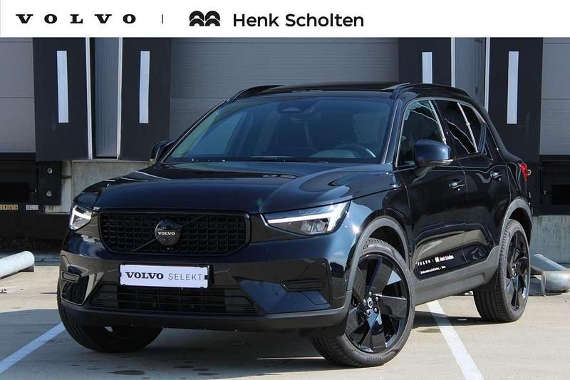 Zwart Nieuw 2025 Volvo XC40 Plus SUV | € 49.950 - Afbeelding 1/3