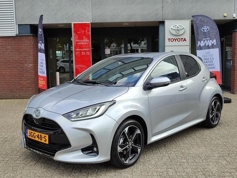 Nieuw Toyota Yaris Hybrid Executive 131 PK (96 kW) 2025 Grijs Hatchback