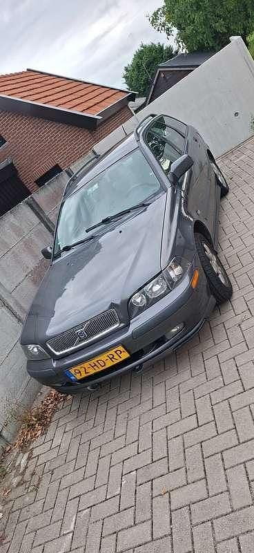 Grijs Gebruikt 2001 Volvo V40 Stationwagen | € 500 (Eerlijke prijs) - Afbeelding 1/4