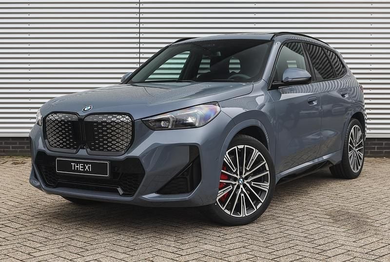 Grijs Nieuw 2025 BMW iX1 Comfort Edition SUV | € 76.045 - Afbeelding 1/4