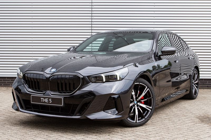 Grijs Nieuw 2025 BMW 530e M Sport Sedan | € 86.319 (Duur) - Afbeelding 1/4