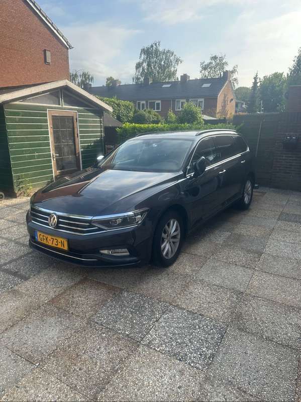 Grijs Gebruikt 2020 VW Passat Comfortline Stationwagen | € 19.500 (Eerlijke prijs) - Afbeelding 1/4