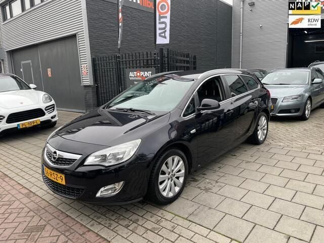 Zwart Gebruikt 2011 Opel Astra Cosmo Stationwagen | € 3.999 (Eerlijke prijs) - Afbeelding 1/4
