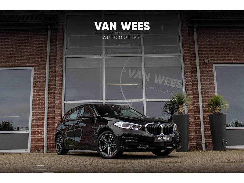 Zwart Gebruikt 2022 BMW 118 Sport Line Hatchback | € 23.950 (Eerlijke prijs) - Afbeelding 1/3