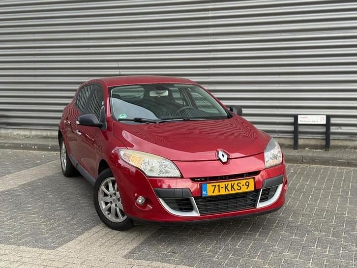 Rood (metallic) Gebruikt 2010 Renault Mégane III Expression Hatchback | € 2.950 (Goede deal) - Afbeelding 1/4