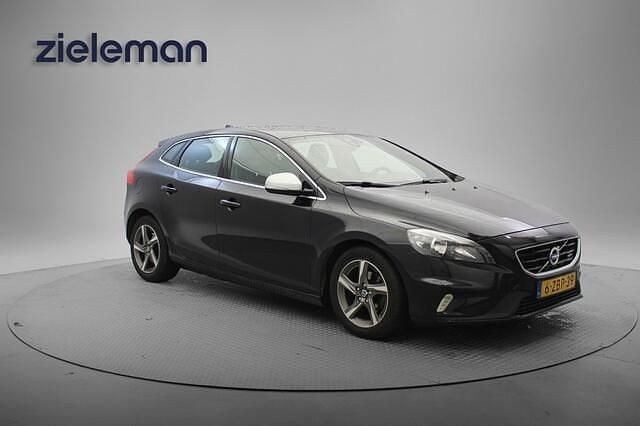 Zwart (metallic) Gebruikt 2014 Volvo V40 R-Design Hatchback | € 7.345 (Eerlijke prijs) - Afbeelding 1/4