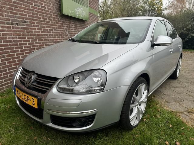 Grijs Gebruikt 2009 VW Jetta Comfortline Sedan | € 3.745 (Eerlijke prijs) - Afbeelding 1/4