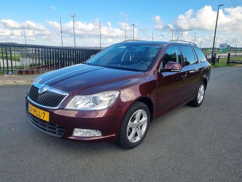 Rood Gebruikt 2011 Skoda Octavia Elegance Stationwagen | € 7.450 (Iets duurder) - Afbeelding 1/4