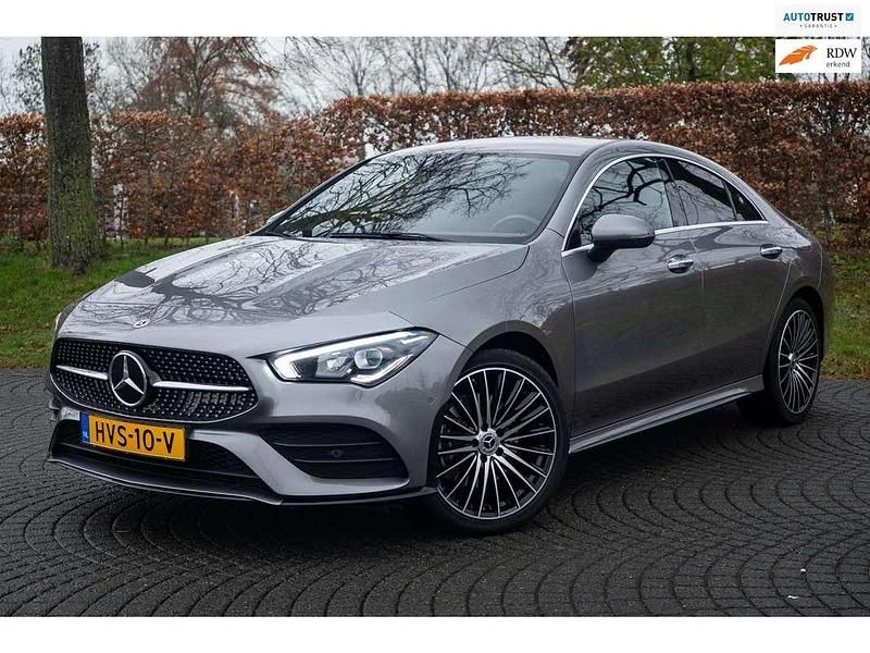 Grijs Gebruikt 2022 Mercedes CLA250e AMG line Sedan | € 34.950 (Goede deal) - Afbeelding 1/4