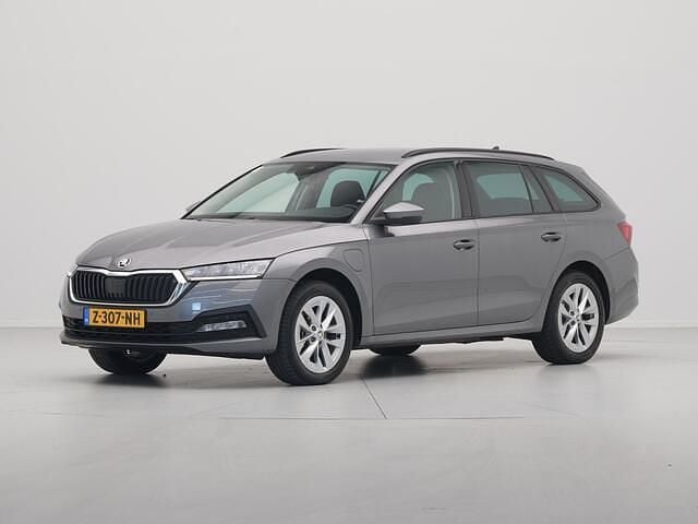 Grijs Gebruikt 2024 Skoda Octavia Business Line Stationwagen | € 33.740 (Duur) - Afbeelding 1/4